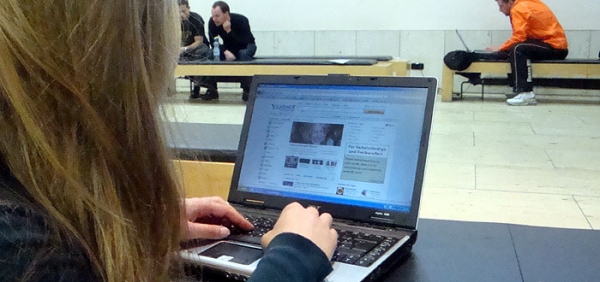Internet-Nutzerin vor dem Computer, dts Nachrichtenagentur