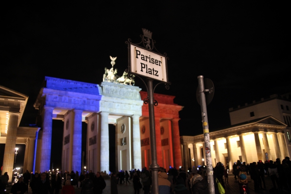 Brandenburger Tor in Farben der Trikolore, über dts Nachrichtenagentur