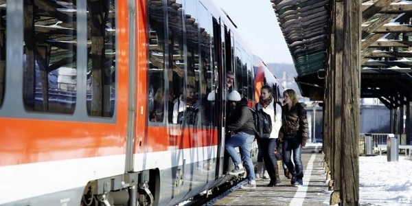 Passagiere an einem Bahnhof, DB AG/ Heiner Müller-Elsner,  Text: dts Nachrichtenagentur