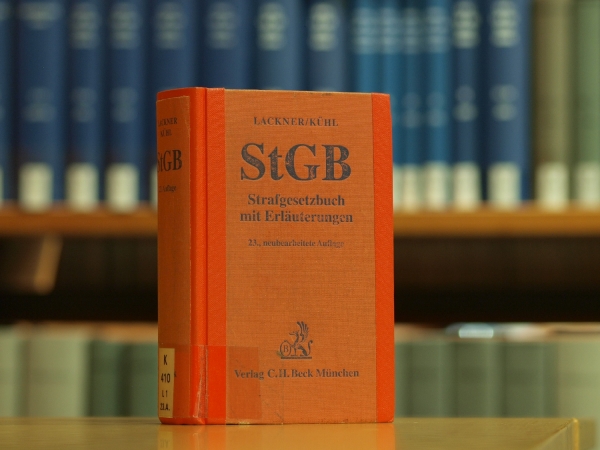 Das Strafgesetzbuch in einer Bibliothek, dts Nachrichtenagentur