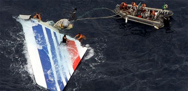 Wrackteil der am 01. Juni 2009 abgestürzten Air-France-Maschine im Atlantik, Agencia Brasil, Lizenz: dts-news.de/cc-by