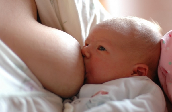 Mutter stillt ihr Baby, Anton Nossik , Lizenz: dts-news.de/cc-by