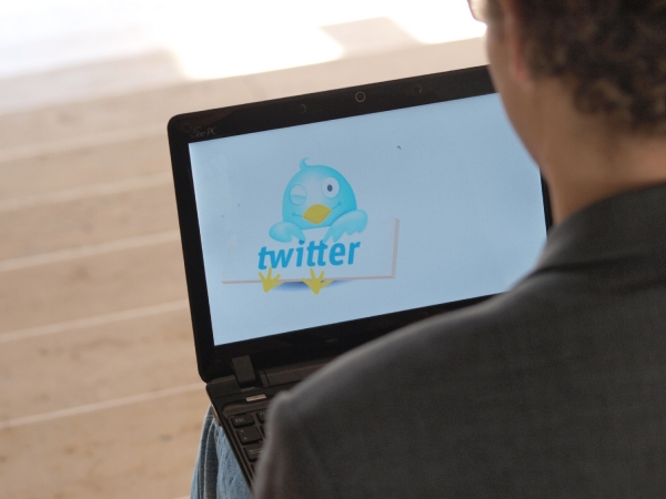 Twitter-Nutzer an einem Computer, dts Nachrichtenagentur