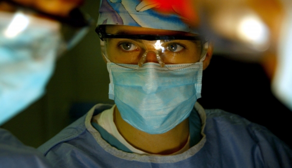 Arzt bei einer Operation, dts Nachrichtenagentur
