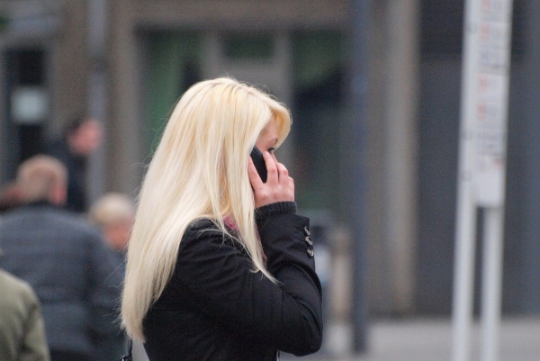 Blonde Frau mit Telefon, dts Nachrichtenagentur