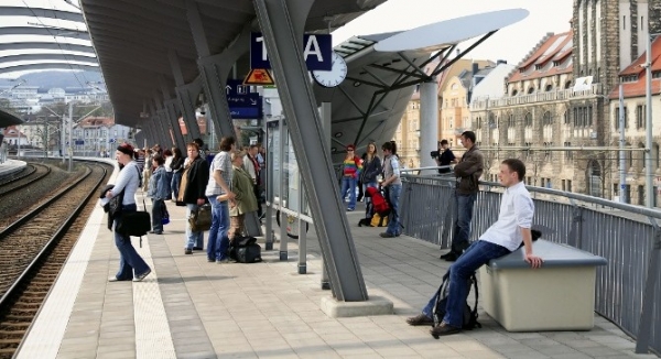 Reisende an einem Bahnsteig, DB AG/Bernd Lammel,  Text: dts Nachrichtenagentur