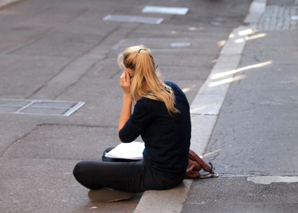 Junge Frau beim Telefonieren, dts Nachrichtenagentur