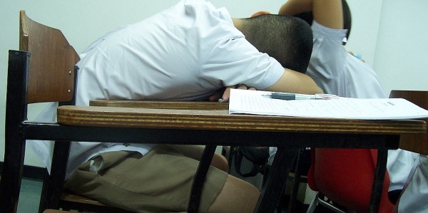 Schüler schläft im Sitzen, dts Nachrichtenagentur