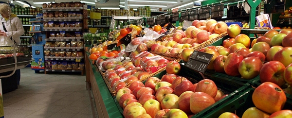 Obsttheke in einem Supermarkt, dts Nachrichtenagentur