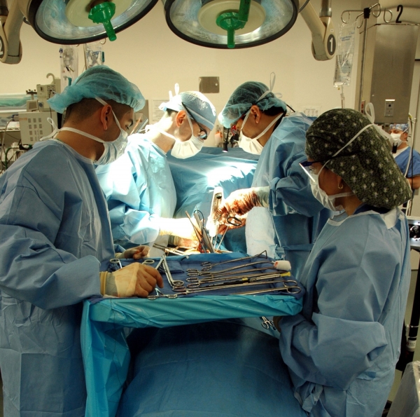 Ärzte bei einer Operation, dts Nachrichtenagentur