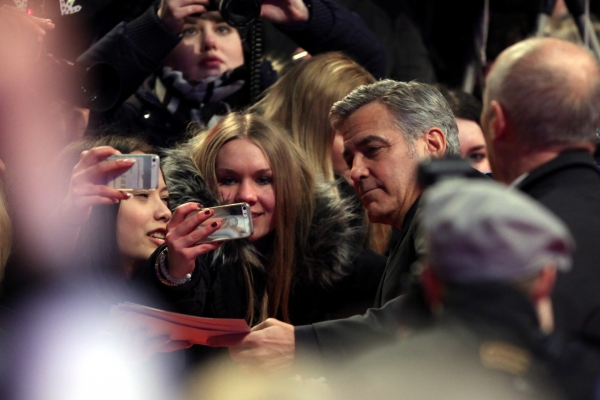 George Clooney mit Fans, über dts Nachrichtenagentur