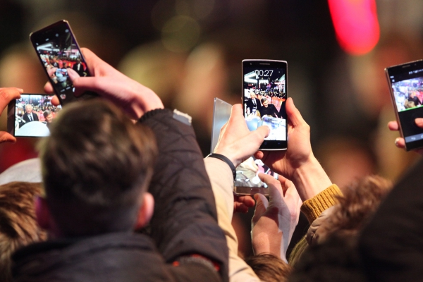 Fans von George Clooney schießen Fotos mit dem Smartphone, über dts Nachrichtenagentur