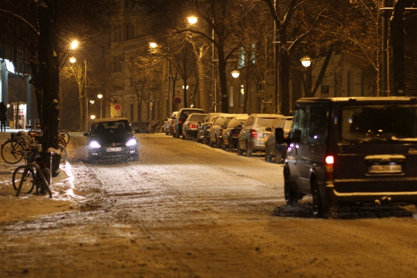 Schneebedeckte Straße, über dts Nachrichtenagentur