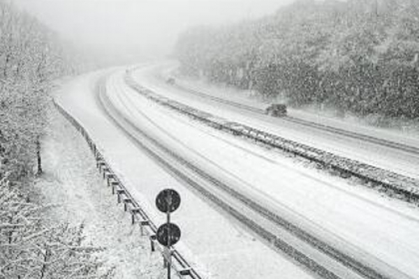 Schnee auf der A45 am 17.04.2017, Text: über dts Nachrichtenagentur