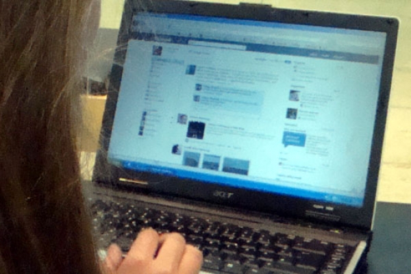 Internet-Nutzerin vor dem Computer, über dts Nachrichtenagentur