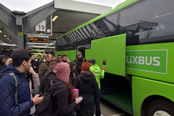 Passagiere an einem Fernbus von Flixbus, über dts Nachrichtenagentur