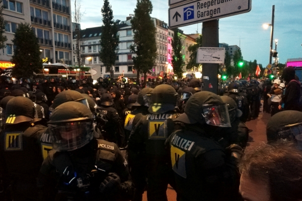 Polizei bei Anti-G20-Protest in Hamburg, über dts Nachrichtenagentur