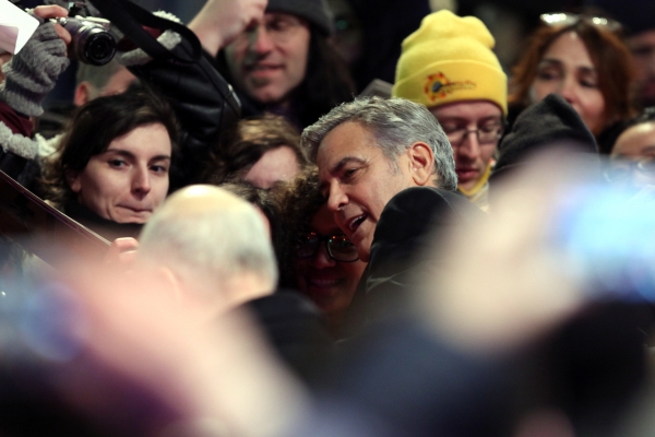 George Clooney mit Fans, über dts Nachrichtenagentur