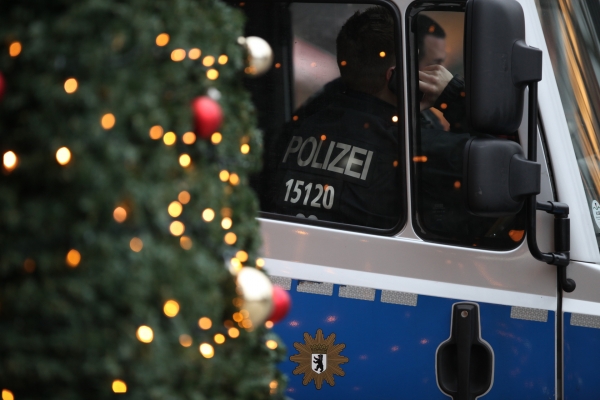 Polizei auf Weihnachtsmarkt, über dts Nachrichtenagentur
