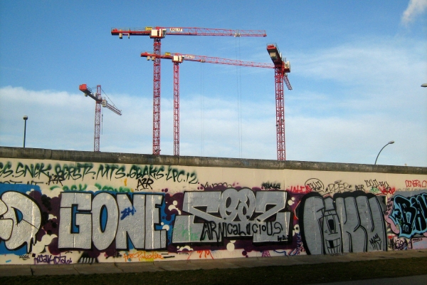 Baukräne an einem Rest der Berliner Mauer, über dts Nachrichtenagentur
