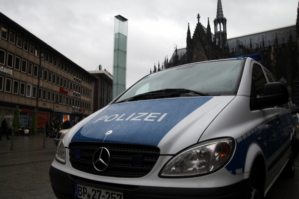 Polizeiauto vor Kölner Dom und Hauptbahnhof, über dts Nachrichtenagentur