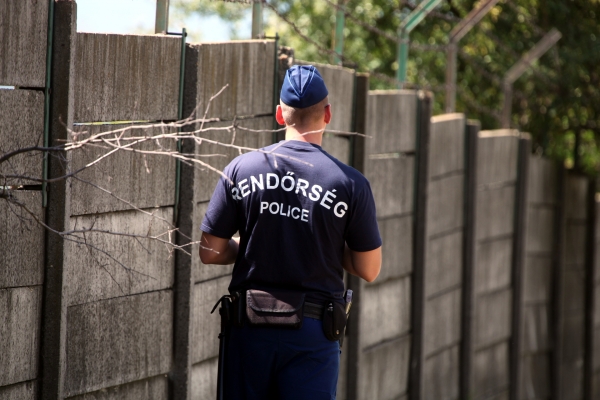 Ungarische Polizei an einer Mauer mit Stacheldraht, über dts Nachrichtenagentur