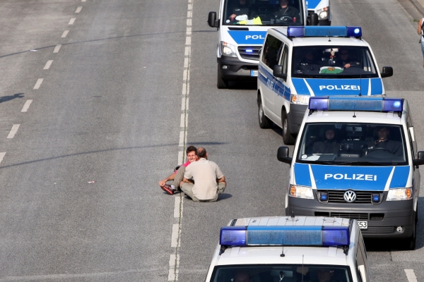 Polizeiautos umfahren Anti-G20-Protest in Hamburg, über dts Nachrichtenagentur