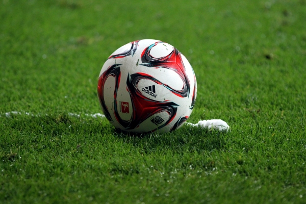Fußball liegt vor Freistoßspray, über dts Nachrichtenagentur