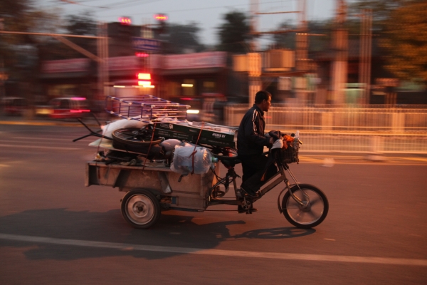 Mann fährt auf Motorrad mit Ladefläche in Peking, über dts Nachrichtenagentur