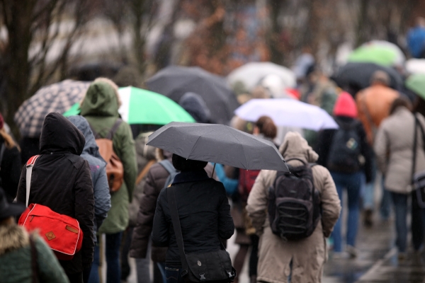 Menschen mit Regenschirm, über dts Nachrichtenagentur
