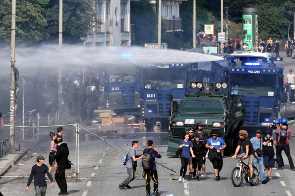 Wasserwerfereinsatz bei Anti-G20-Protest in Hamburg am 07.07.2017, über dts Nachrichtenagentur