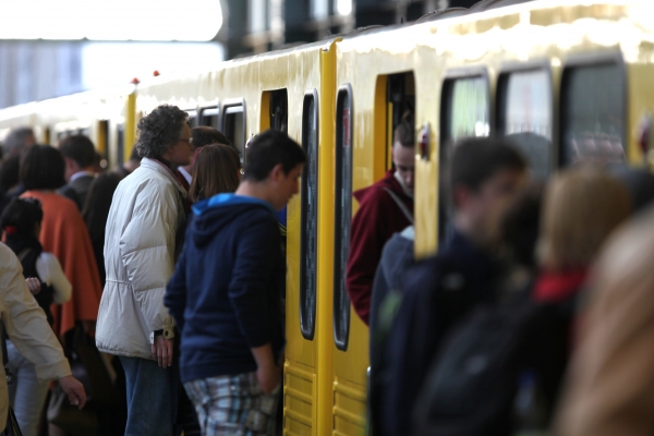 Fahrgäste am Bahnsteig einer Berliner U-Bahn, über dts Nachrichtenagentur