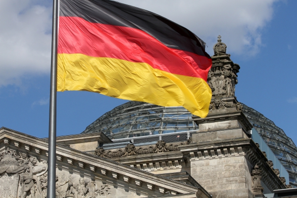 Deutschlandfahne über dem Reichstagsgebäude, über dts Nachrichtenagentur