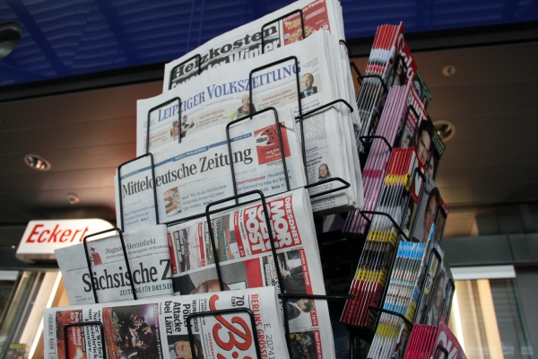 Zeitungen und Zeitschriften an einem Kiosk, über dts Nachrichtenagentur
