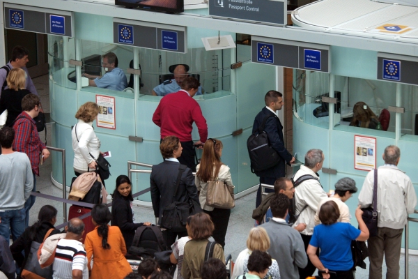 Flugpassagiere vor der Passkontrolle, über dts Nachrichtenagentur
