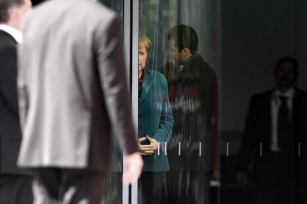 Angela Merkel mit Bodyguards, über dts Nachrichtenagentur