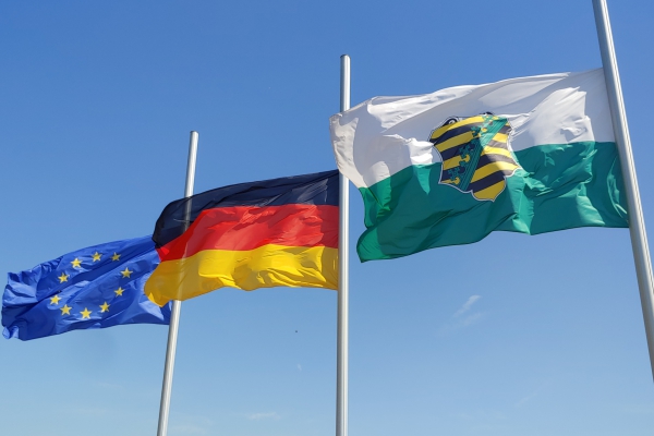 Flaggen vor dem sächsischen Landtag, über dts Nachrichtenagentur