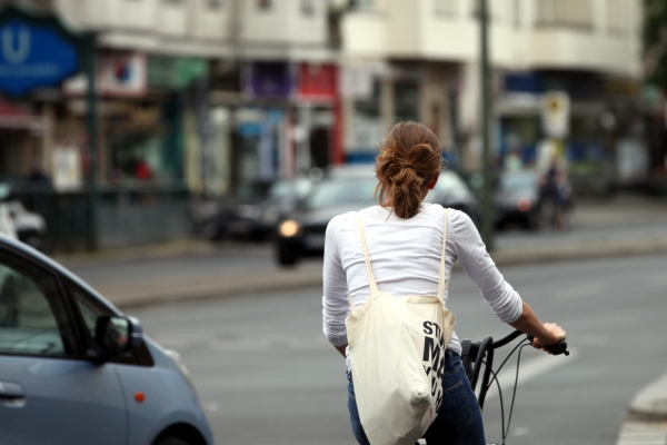 Junge Frau auf Fahrrad im Straßenverkehr, über dts Nachrichtenagentur