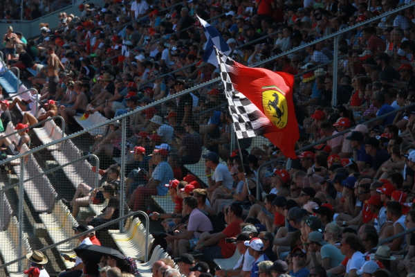 Formel-1-Fans mit Ferrari-Fahne, über dts Nachrichtenagentur