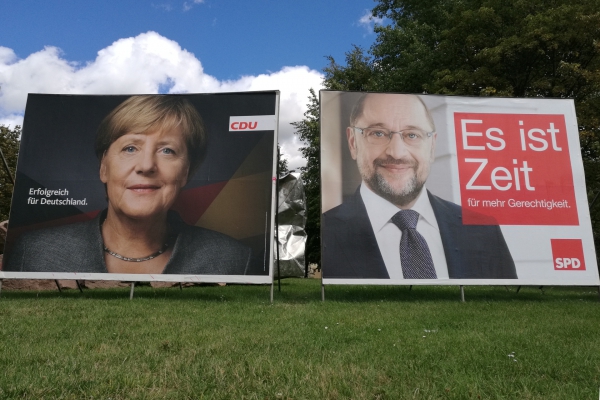 Wahlplakate mit Angela Merkel und Martin Schulz, über dts Nachrichtenagentur