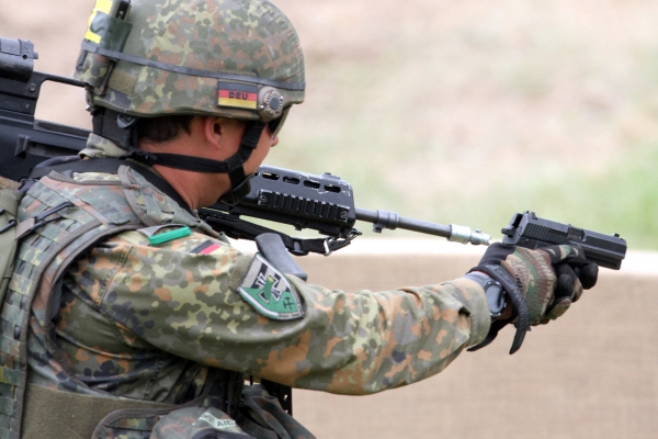 Foto: Bundeswehr-Soldat mit Pistole, über dts Nachrichtenagentur