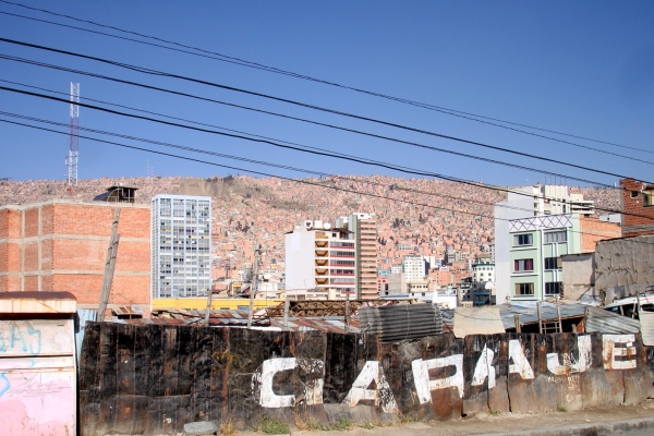 Stromleitung in Boliviens Hauptstadt La Paz, über dts Nachrichtenagentur