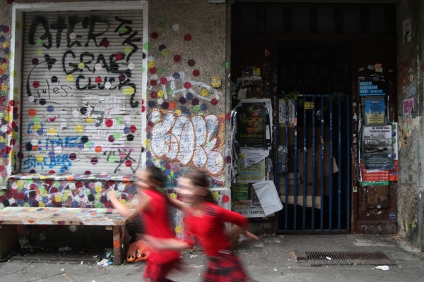 Foto: Kinder vor einem unsanierten Haus in Berlin-Neukölln, über dts Nachrichtenagentur