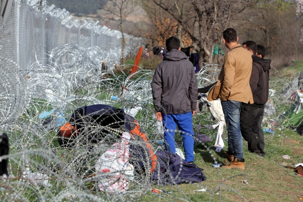Flüchtlinge auf der Balkanroute vor einem Grenzzaun, über dts Nachrichtenagentur