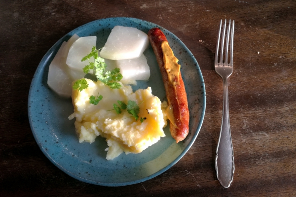 Foto: Bratwurst mit Kartoffelbrei und Kohlrabi, über dts Nachrichtenagentur