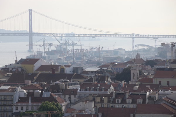 Altstadt von Lissabon mit Hafen und Brücke, über dts Nachrichtenagentur