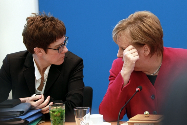 Foto: Annegret Kramp-Karrenbauer und Angela Merkel, über dts Nachrichtenagentur