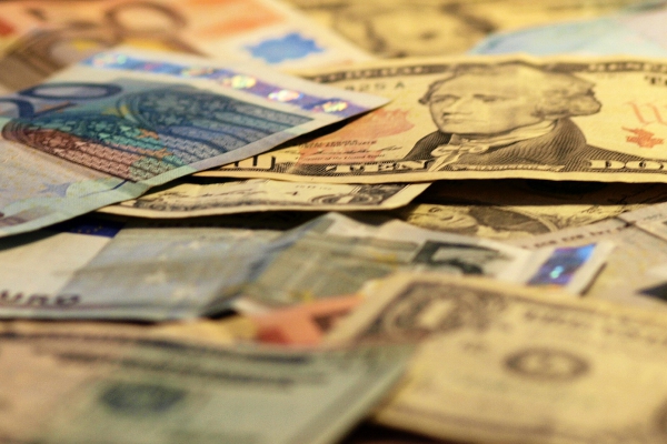Foto: Euro- und Dollarscheine, über dts Nachrichtenagentur