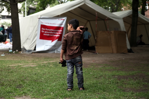 Foto: Flüchtlinge an einer Aufnahmestelle, über dts Nachrichtenagentur