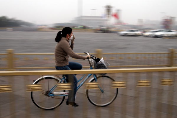 Foto: Fahrradfahrerin in Peking, über dts Nachrichtenagentur